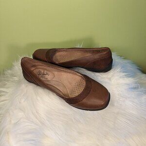 Life Stride DejaVu Tan Flat Shoe Size 6M